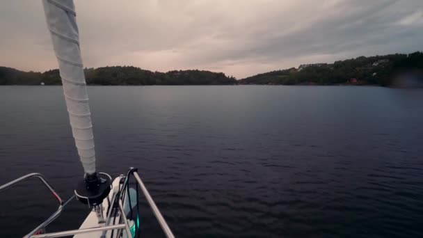 落山海景下，游艇在平静、黑暗、平缓的水面上漂浮的船尾部分 — 图库视频影像