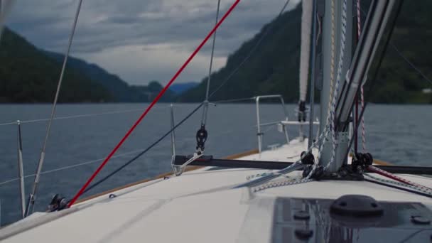 Parte do nariz flutuando em iate branco no mar cercado por montanhas naturais paisagem viagem náutica — Vídeo de Stock
