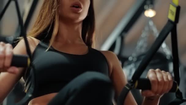 Zbliżenie atletyczna kobieta trening na siłowni — Wideo stockowe