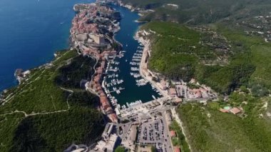 Havadan çekilen güzel deniz limanı suyu, beyaz lüks yatlar, dağ adasında gemiler.