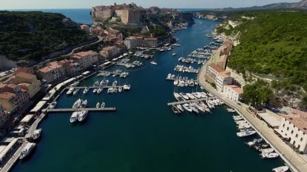空中射击欧洲城市中世纪建筑海港与游艇船高山岛 — 图库视频影像