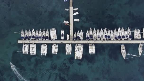 Top vista cais do porto com iates de transporte de água branca barcos barcos claro mar transparente com riffs — Vídeo de Stock