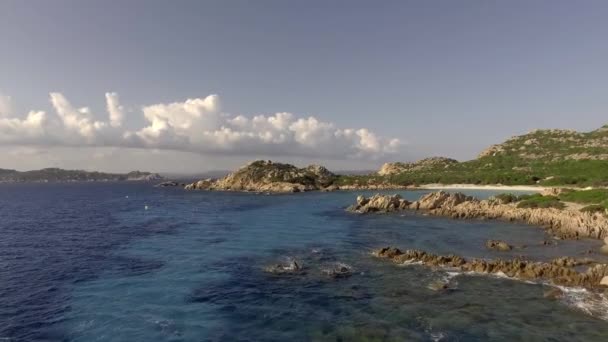 Flygfoto fantastisk natur klar hav vågor på klippan terräng omgiven av blå himmel — Stockvideo