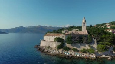 Helikopterden ters ateş Ortaçağ Şatosu Turistik Şehir Köyü Doğal Deniz manzarası