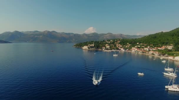 Omgekeerde antenne schot natuurlijk landschap zomer toeristische stad dorp met luxe jachten boten schepen — Stockvideo