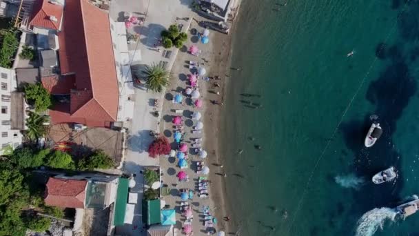Vue de dessus zoom dans la foule de personnes détendues bronzer sous le parapluie profiter des vacances d'été sur la plage — Video