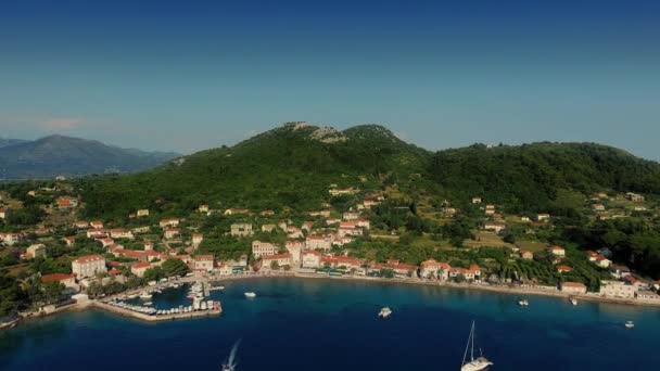 Invertir plano aéreo increíble paisaje marino naturaleza con montaña pequeño pueblo turístico de la ciudad en la playa — Vídeos de Stock