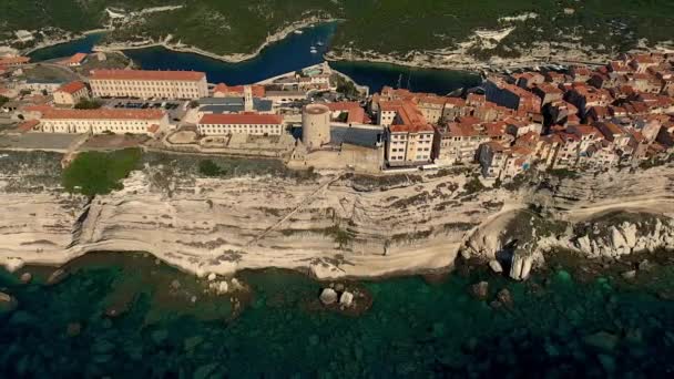 Reverse Luftaufnahme mittelalterliche Stadt Dorf auf der Spitze Klippe Meer natürliche Landschaft Architektur außen — Stockvideo
