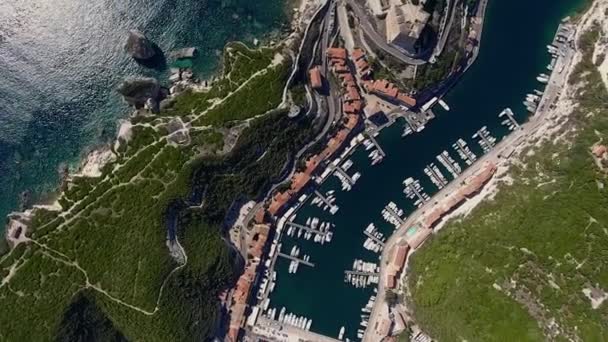 Top vista rotação tiro belo porto marítimo ilha com transporte de água navio iate de luxo branco — Vídeo de Stock