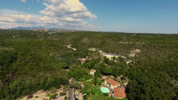 Tiro aéreo residência casa aldeia em belo vale natural cercado por árvores verdes floresta — Vídeo de Stock