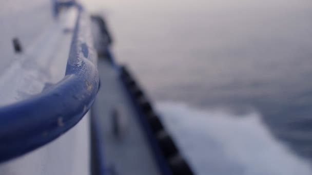 Close up metallo maniglia scrittoio laterale della barca da pesca galleggiante sulla superficie di acqua di mare ondulante rallentatore — Video Stock