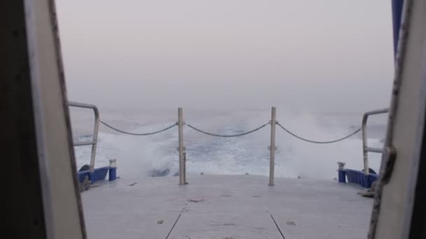 Hinterdeck eines Fischerbootes oder Schiffs schwimmend, umgeben vom Meer mit plätschernder, wogender Wasseroberfläche — Stockvideo