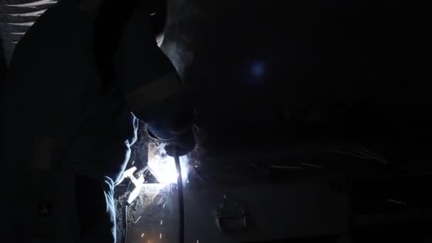 Αντρας σιδηρουργός συγκολλητής σε προστατευτική μάσκα κοστούμι εργασίας με μέταλλο χάλυβα σιδήρου μηχανή συγκόλλησης χρήση — Αρχείο Βίντεο
