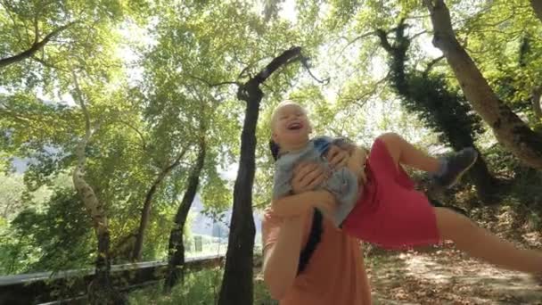 Gelukkig vader en zoon spelen plezier samen buiten ontspannen op natuurlijke zomer bos park — Stockvideo