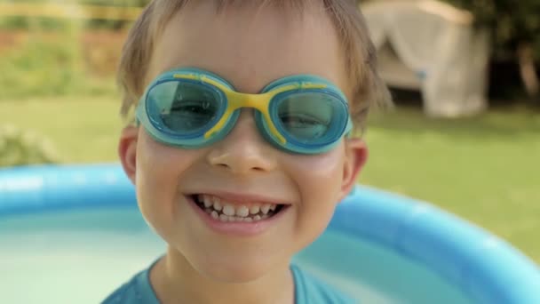 Closeup retrato de pequenos óculos de criança macho feliz rindo ao ar livre desfrutando de férias de viagem de verão — Vídeo de Stock
