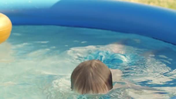 有趣的小男孩在游泳池里跳水，充满了欢乐和积极向上的情绪，表现得很酷 — 图库视频影像