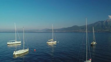 Su nakliye yatı ve gemiyle güzel bir deniz limanı kuruyor. Güneşli yaz günlerinde sahil kıyıları ve küçük şehirlerle çevrili. Yüksek kalite 4k görüntü. Hava görüntüsü. 
