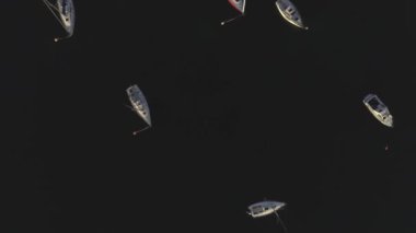 Havadan çekilen görüntüler doğanın üzerinde yükseliyor. Limandaki deniz manzaralı su taşımacılığı.