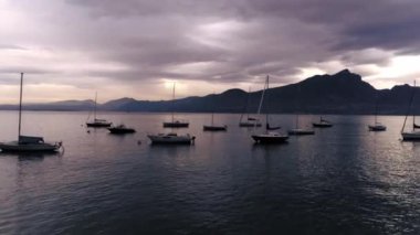 Hava aracının doğal deniz manzarası. Dağ ve su taşımacılığı dramatik gökyüzü altında.