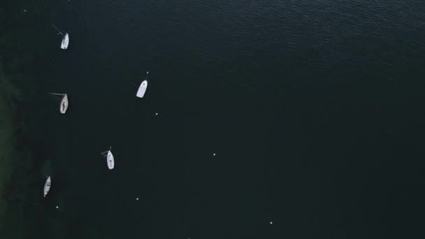 夜间帆船白色游艇停靠在港口的顶层空中静观豪华水上运输 — 图库视频影像