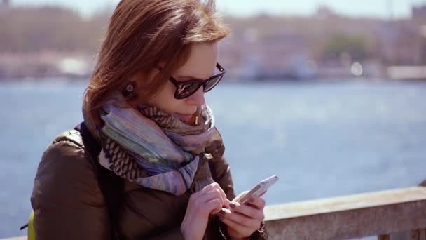 Kobieta pisanie wiadomości sms przy użyciu smartfona — Wideo stockowe