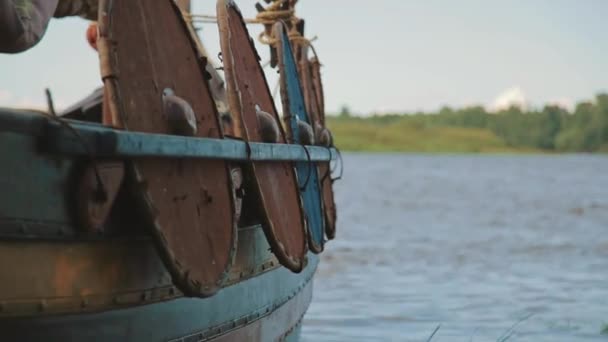 Barco Drakar no rio. Viking dragão barco — Vídeo de Stock