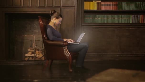 Girl arbeta med laptop i biblioteket — Stockvideo