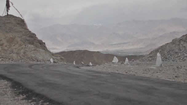 摩托车和男子在喜马拉雅山 — 图库视频影像