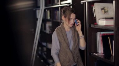 Kız ve telefon görüşmesi