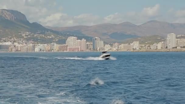 Yacht på havet nära stranden — Stockvideo