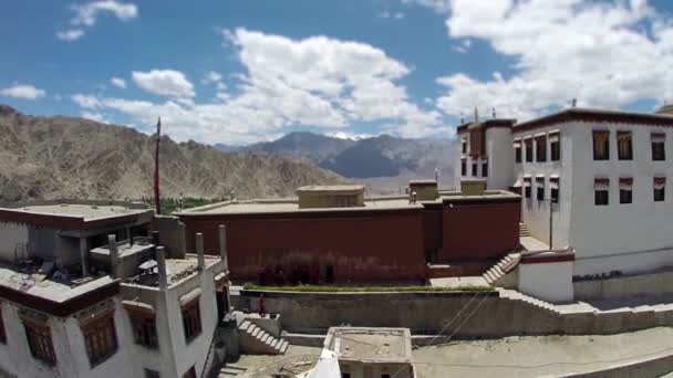 Vliegende camera panorama Tibet klooster in Himalaya — Stockvideo