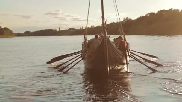 Drakar člun na řece. Viking dračí loď