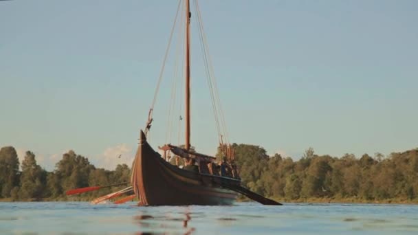 Barco Drakar en el río. Barco dragón vikingo — Vídeos de Stock