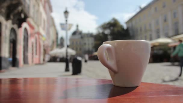 Kopje koffie in de straat op een zonnige dag — Stockvideo