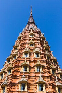 Mavi gökyüzü ile büyük pagoda