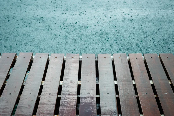 Regentag mit Holz — Stockfoto