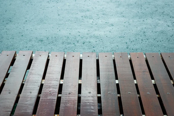 Regentag mit Holz — Stockfoto