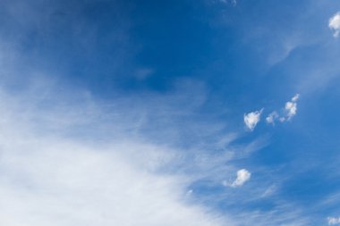 Bulutlu mavi gökyüzü