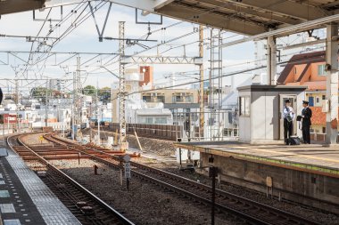 Memur ile tren istasyonu