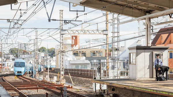 Bahnhof mit Offizier — Stockfoto