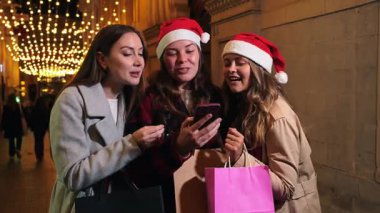 Üç neşeli kızdan oluşan bir grup, Noel sezonunda birbirlerine arkadaşlık ve arkadaşlıklarının keyfini çıkarırken akıllı telefonlarında harika bir sürpriz keşfettiler..