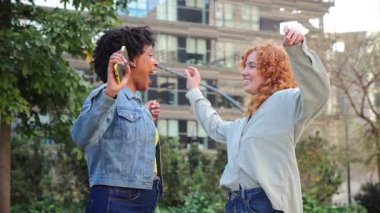 Dans eden ve en sevdikleri müzikten keyif alan iki mutlu kız, neşe ve heyecan saçan bir dostluk anı ve kutlaması, saf mutluluk ve bağlantıyı yakalıyor..