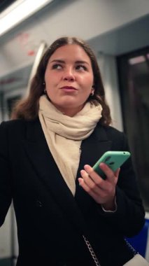 Genç bir kadın, metroda akıllı telefonunu kullanırken müziğine dalmış, seyahati sırasında bir anlık rahatlama ve haz sergiliyor, gözleri yavaşça kapanıyor..