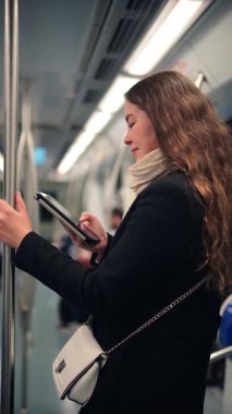 Genç bir kadın metroda seyahat ederken cihazında bir kitap okumaya, seyahatinde zamanının çoğunu kitap okuyarak geçirmenin keyfini çıkarmaya odaklanmış..