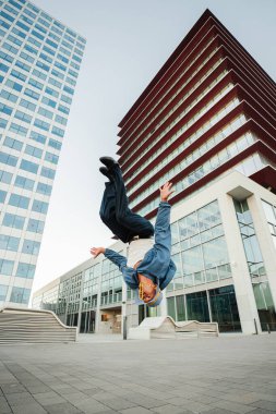 Yetenekli bir dansçı şaşırtıcı ve dinamik bir breakdance hareketi yapar, büyüleyici bir hareket ve sanatsal hareket anında atletizm ve zarafet sergiler, inanılmaz bir tekniği olan izleyicileri heyecanlandırır..