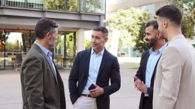 Bir grup profesyonel iş adamı yenilikçi fikirleri tartışırken hareketli bir sohbete giriştiler. Arkadaşlıkları, sezgileri ve bağlantıları paylaştıkça daha da belirginleşiyor..