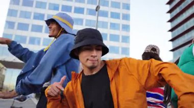 Dinamik bir dansçı grubu dinamik hareketleriyle seyirciyi büyülüyor, canlı şehir kültüründe müziğin ve ritmin neşesini ifade ediyorlar ve dans için eşsiz stillerini ve tutkularını sergiliyorlar..