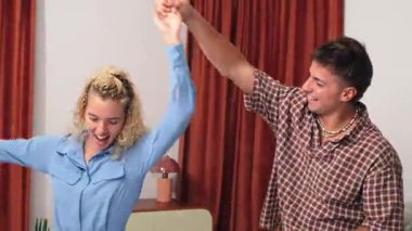 Neşeli bir çift, mutlu bir dans eder. İlişkilerini kutlarken mutluluk ve sevgi saçar. Bu özel anda ifadeleri saf neşe ve heyecanı yansıtıyor..