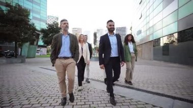 Kararlı profesyonellerden oluşan bir ekip şehirde güven içinde yürüyüp takım çalışması ve işbirliği sergilediler. Atmosfer, ilerlerken enerji ve hırsla doludur..