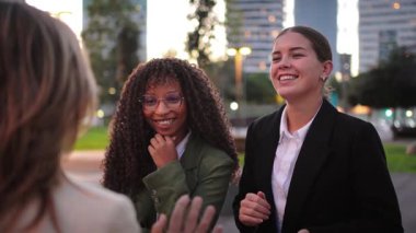 Üç kadının, gülüşmeler ve dostça etkileşimler yoluyla dostluklarını ve dostluklarını sergiledikleri hareketli bir sohbete sahne olan neşeli bir an..